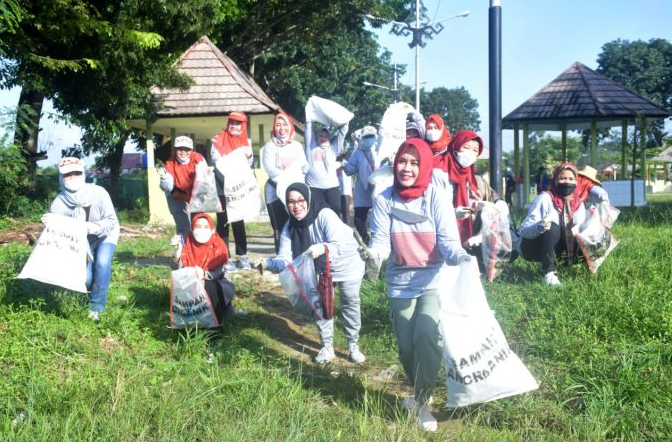 Kornelia Umar Lakukan Susur Sampah di Tiyuh Kagungan Ratu